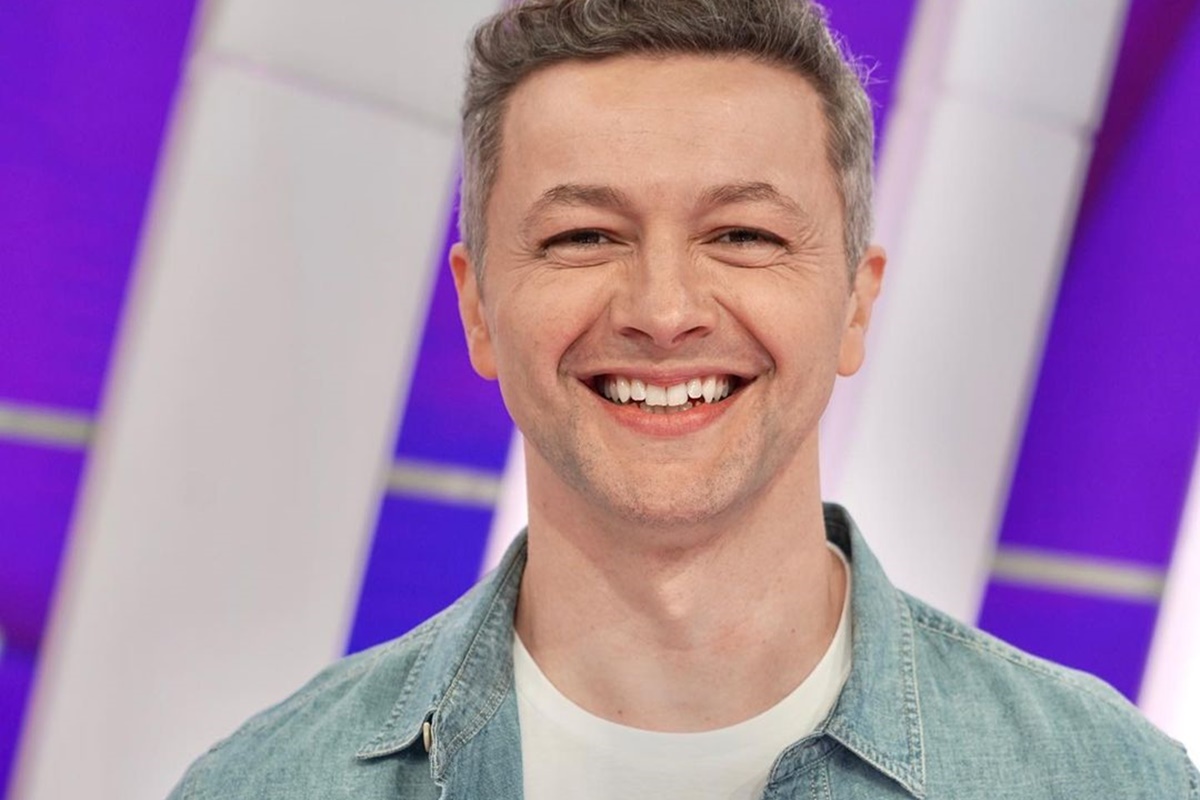 Lucas Lima posa sorridente para as câmeras - Metrópoles