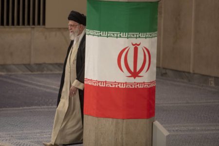 Imagem colorida mostra o líder supremo do Irã, aiatolá Ali Khamenei, atrás de uma pilastra - Metrópoles