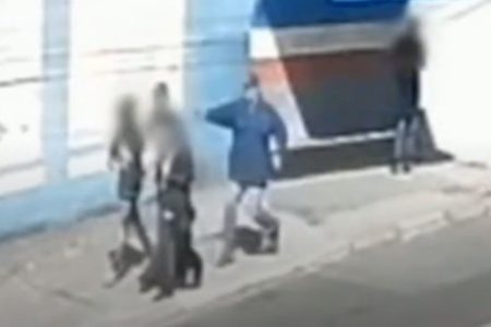 Print de vídeo mostra homem com arma em punho apontando para cabeça de adolescente - Metrópoles