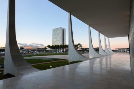 Imagem colorida do STF com Congresso Nacional ao fundo - Metrópoles