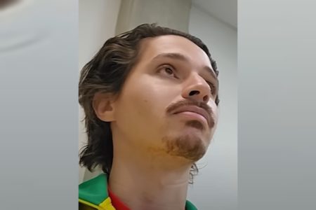 Imagem colorida de homem com jaqueta amarela