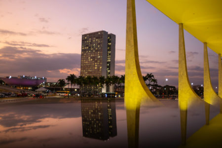Foto colorida mostra prédio do STF com o Congresso Nacional ao fundo - Metrópoles