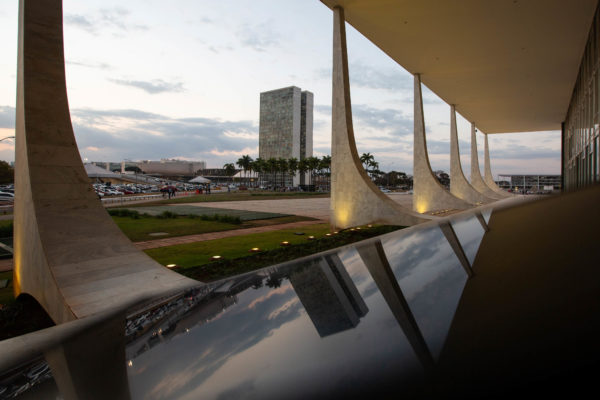 imagem colorida do STF e do Congresso Nacional