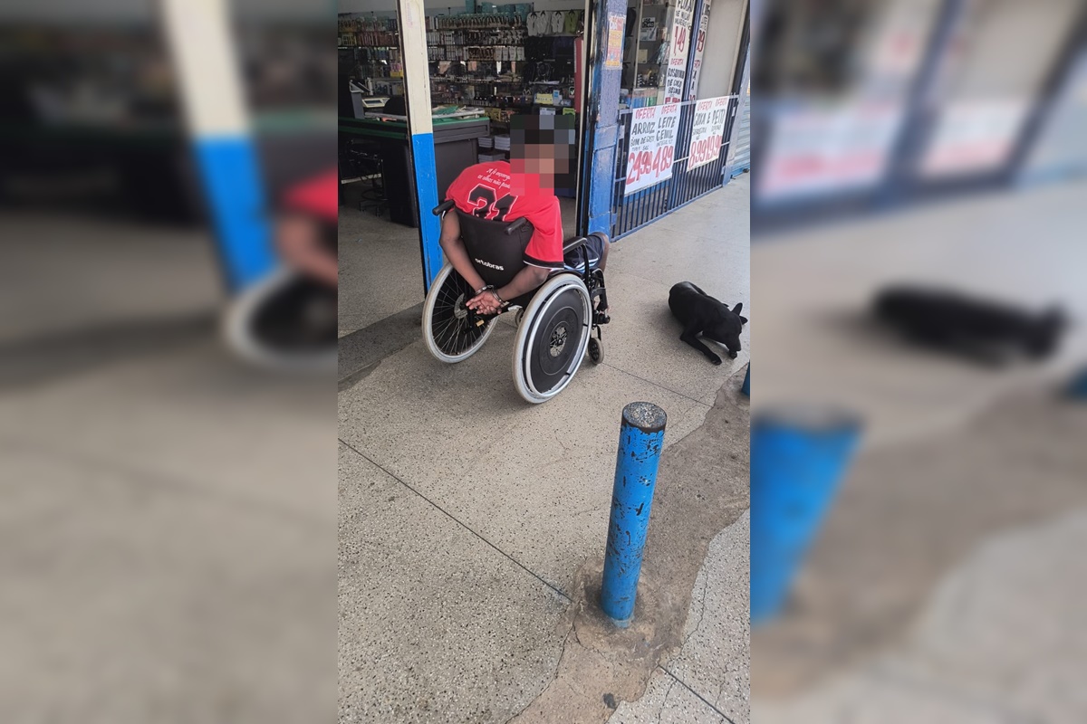 Imagem colorida de cadeirante preso