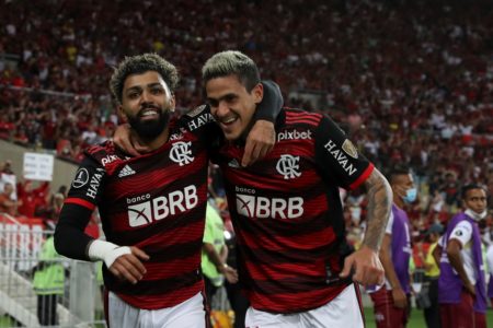 Foto colorida de Pedro e Gabigol, atacantes do Flamengo - Metrópoles