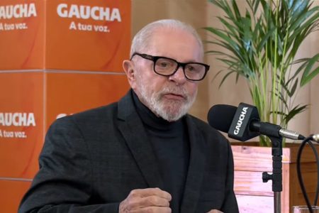 Imagem colorida do presidente Lula de óculos em frente a microfone fala da Venezuela - Metrópoles