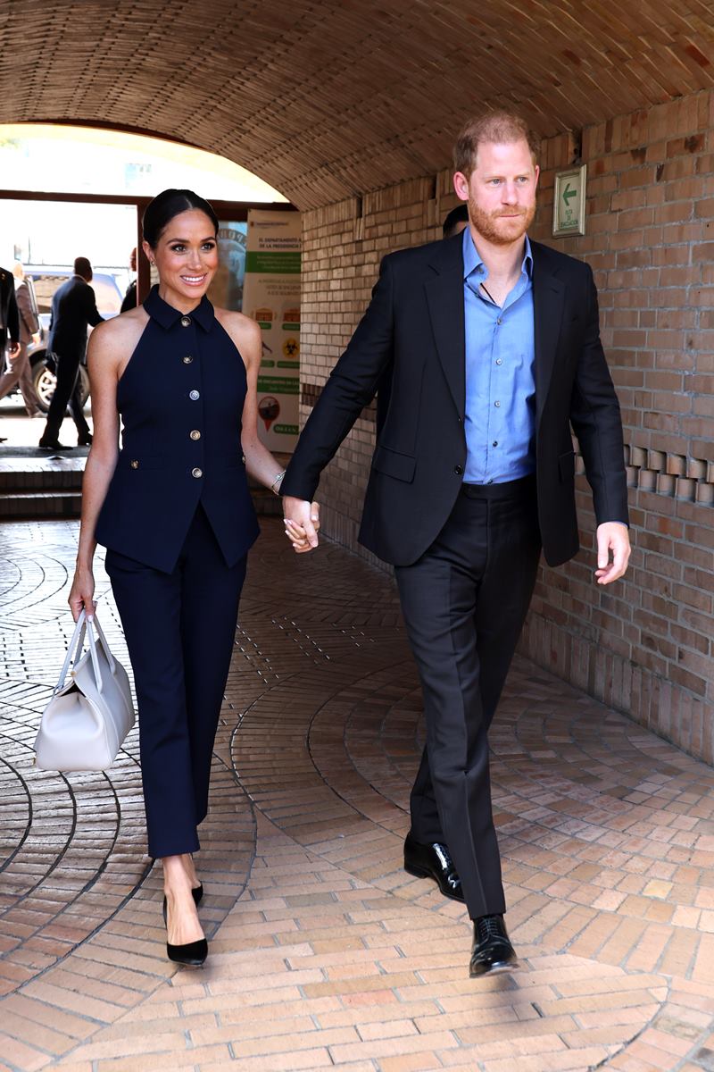 Foto colorida de mulher e homem caminhando de mãos dadas - Metrópoles