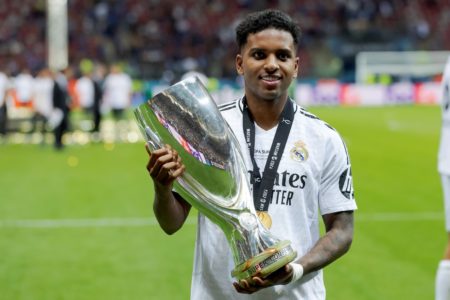 Foto colorida de Rodrygo com a taça da Supercopa - Metrópoles