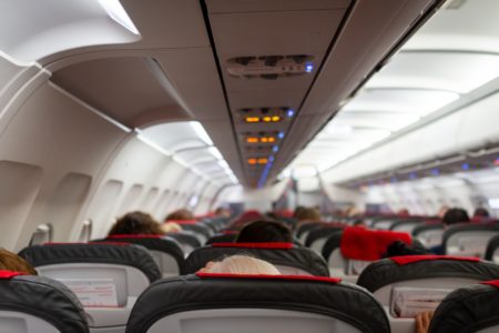 Imagem colorida do interior do avião durante o voo - Metrópoles