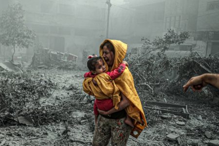 Imagem colorida mostra crianças em meio aos escombros na Faixa de Gaza eua - Metrópoles