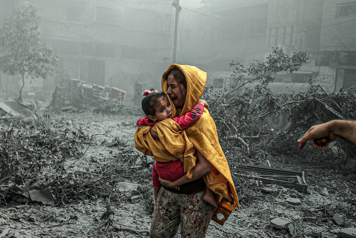 Imagem colorida mostra crianças em meio aos escombros na Faixa de Gaza eua - Metrópoles