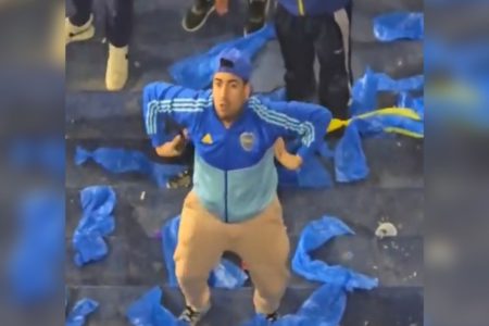 Imagem colorida de torcedor do Boca Juniors fazendo gestos racistas