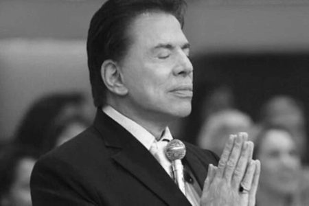 Foto em preto e branco de Silvio Santos com as mãos juntas - Metrópoles