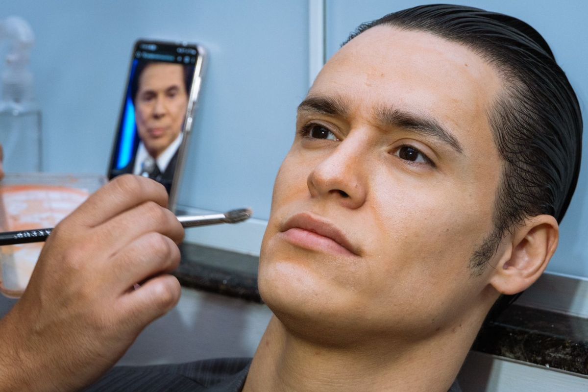 Foto colorida de Júlio Oliveira caracterizado de Silvio Santos - Metrópoles