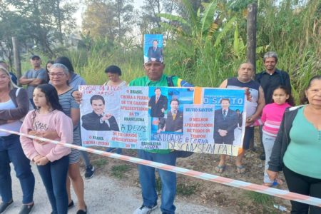 Imagem colorida de fãs de Silvio Santos em cemitério de São Paulo