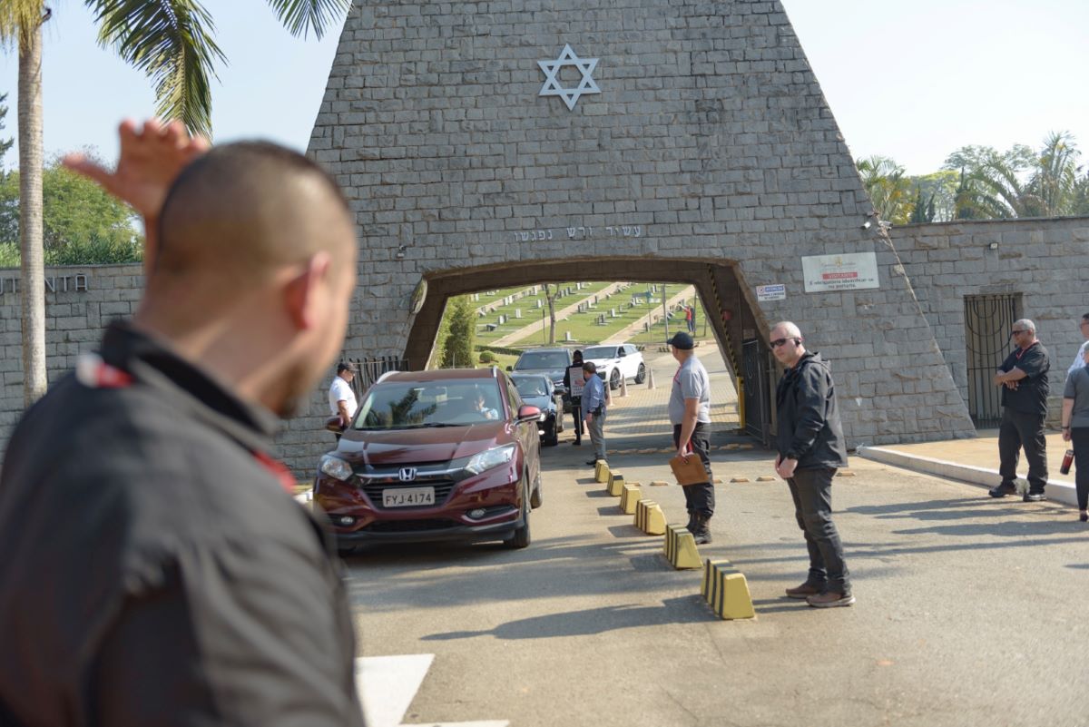 Movimento no Cemitério Israelita do Butantã, em SP, após o enterro de Silvio Santos - Metrópoles