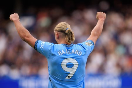 Foto colorida de Haaland do City de costas - Metrópoles