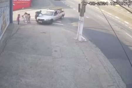 Carro atropelando casal e crianças. Imagem de câmera de segurança