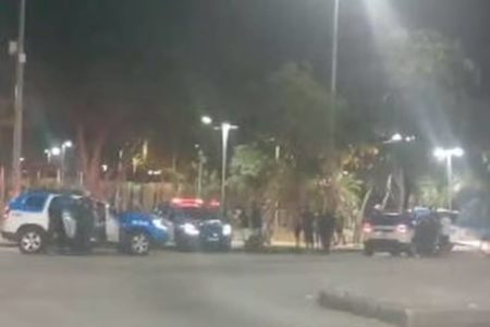 imagem colorida ataque a tiros praça sete vila isabel rj chacina