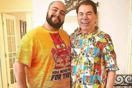 Tiago Abravanel e Silvio Santos posam juntos e sorridentes - Metrópoles