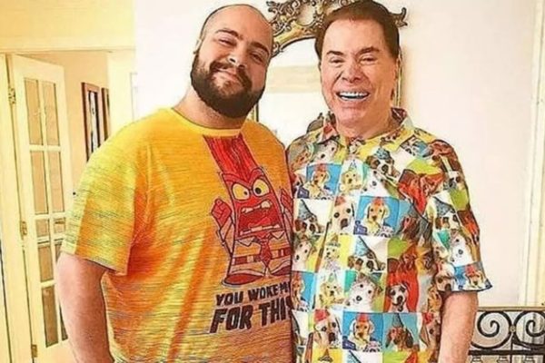 Tiago Abravanel e Silvio Santos posam juntos e sorridentes - Metrópoles