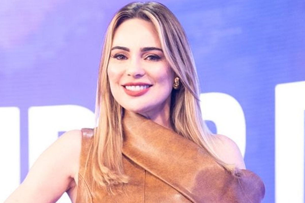 Rachel Sheherazade posa de look marrom e sorridente na coletiva de seu programa na Record - Metrópoles