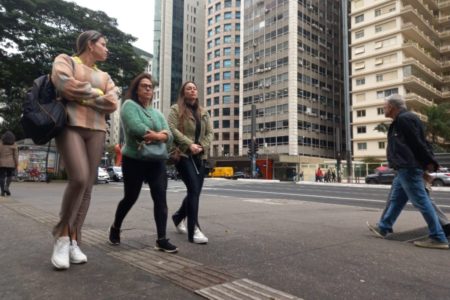 Imagem mostra pessoas em dia frio em São Paulo - Metrópoles