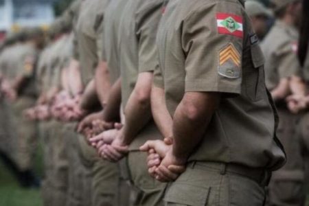 Foto colorida de militares perfilados. Foto ilustrativa eleições - Metrópoles