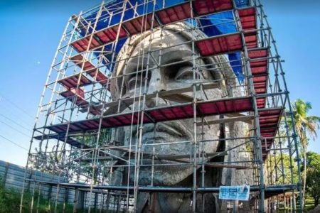 Imagem colorida de cabeça de estátua de Cristo em construção - Metrópoles