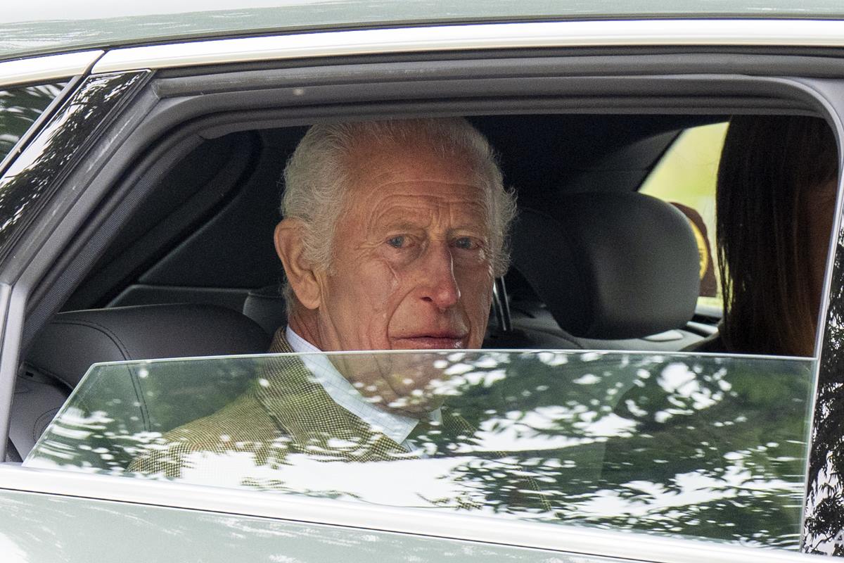 Foto colorida de homem olhando pela janela de um carro - Metrópoles