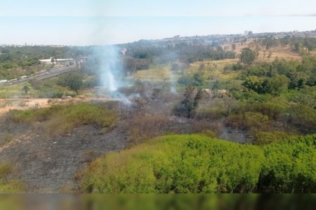 Imagem colorida de um incêndio atingindo árvores
