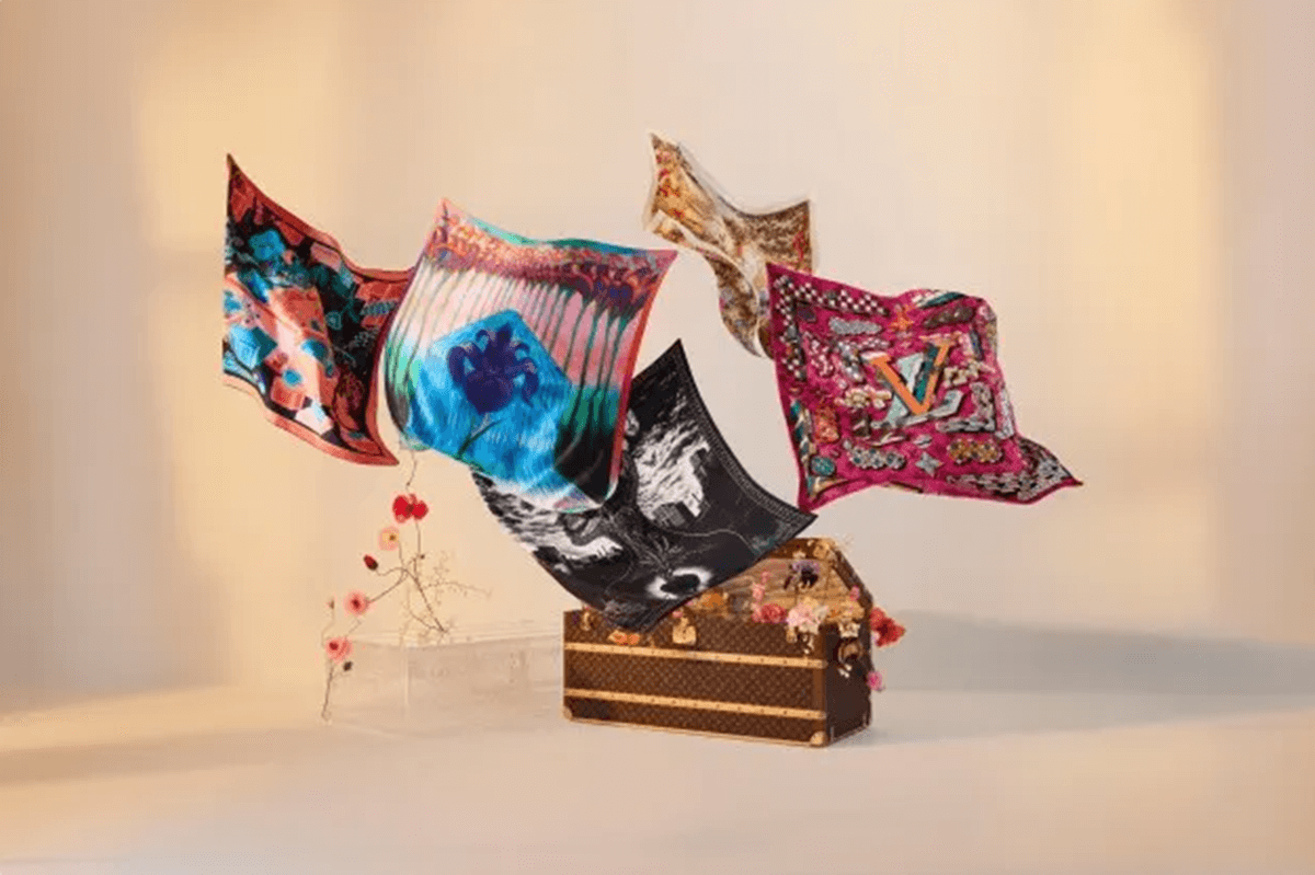 Na imagem com cor, lenços diversos da Louis Vuitton - Metrópoles