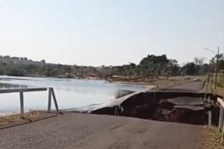 Imagem colorida da ponte destruída no condomínio - Metrópoles