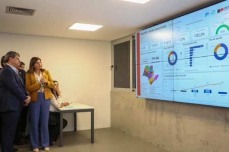 Imagem coloria do governador Tarcísio de Freitas olhando para um painel