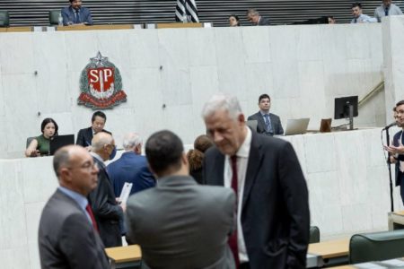 Imagem de parlamentares no no Plenário Juscelino Kubitschek , da Alesp- Metrópoles