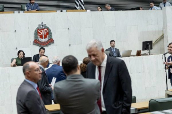 Imagem de parlamentares no no Plenário Juscelino Kubitschek , da Alesp- Metrópoles