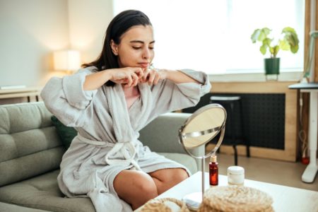 mulher fazendo uma massagem facial