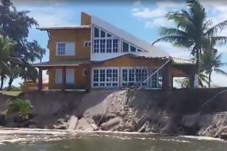 Mar avança e derruba casa de praia, em Sergipe