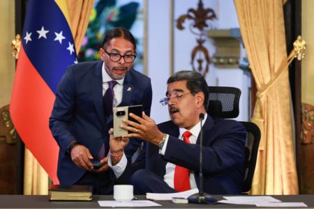 Imagem mostra o presidente da Venezuela, Nicolás Maduro, apontando para um celular - Metrópoles