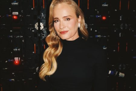 Angélica posa com um look preto e cabelos soltos - Metrópoles