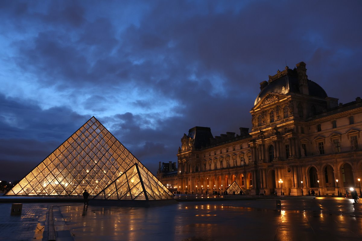 Na imagem com cor, Museu do Louvre, em Paris - Metrópoles