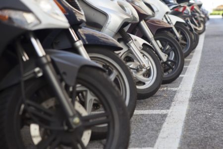FOto colorida de motocicletas enfileiradas. Imagem ilustrativa - Metrópoles