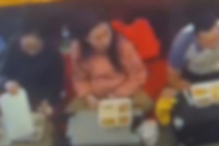 Imigrantes se alimentam em área restrita do aeroporto de Guarulhos, em SP - Metrópoles