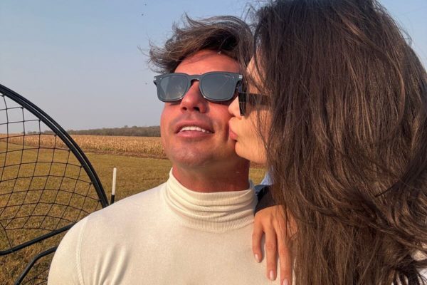 Amanda Santos dá um beijinho em Fernando Fernandes - Metrópoles
