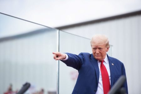 Imagem colorida de Donald Trump - Metrópoles