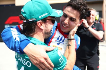 Foto colorida de Gabriel Bortoleto e Fernando Alonso - Metrópoles