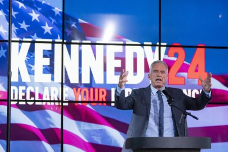 Imagem colorida mostra Robert F. Kennedy Jr. durante campanha presidencial nos EUA - Metrópoles