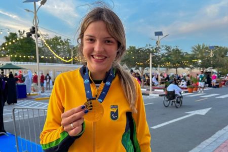 Imagem colorida de Giovanna com medalha de ouro. Metrópoles