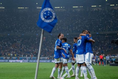 Imagem colorida do time do Cruzeiro comemorando gol