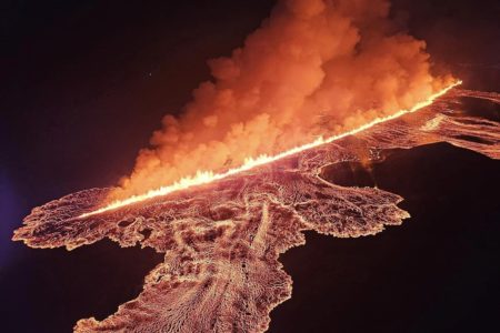 Península de Reykjanes, na Islândia, registra 6ª erupção de vulcão desde dezembro